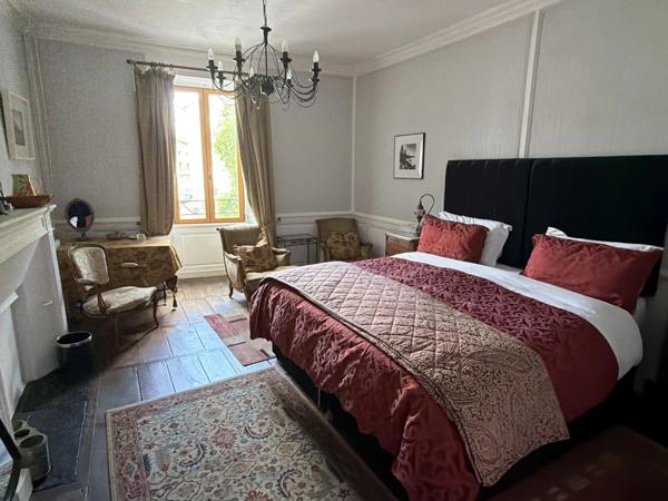 Spacieuse maison familiale située au cœur d'une ville animée, avec possibilité d'ouverture de chambres d'hôtes