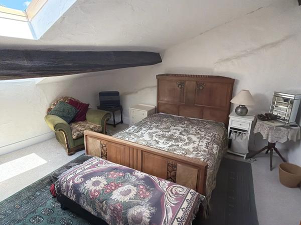 Spacieuse maison familiale située au cœur d'une ville animée, avec possibilité d'ouverture de chambres d'hôtes