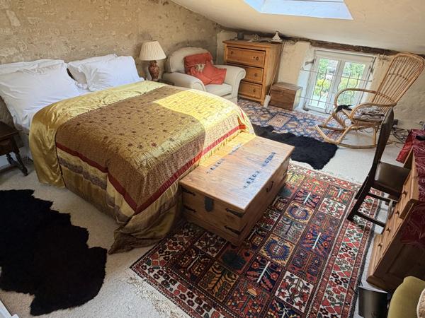Spacieuse maison familiale située au cœur d'une ville animée, avec possibilité d'ouverture de chambres d'hôtes