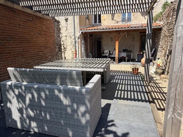 Spacieuse maison familiale située au cœur d'une ville animée, avec possibilité d'ouverture de chambres d'hôtes