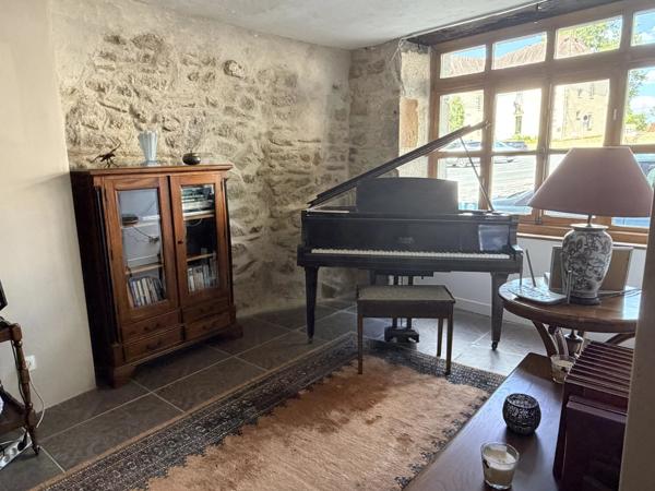 Spacieuse maison familiale située au cœur d'une ville animée, avec possibilité d'ouverture de chambres d'hôtes