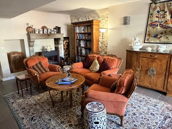 Spacieuse maison familiale située au cœur d'une ville animée, avec possibilité d'ouverture de chambres d'hôtes