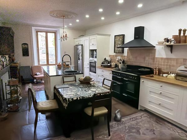 Spacieuse maison familiale située au cœur d'une ville animée, avec possibilité d'ouverture de chambres d'hôtes