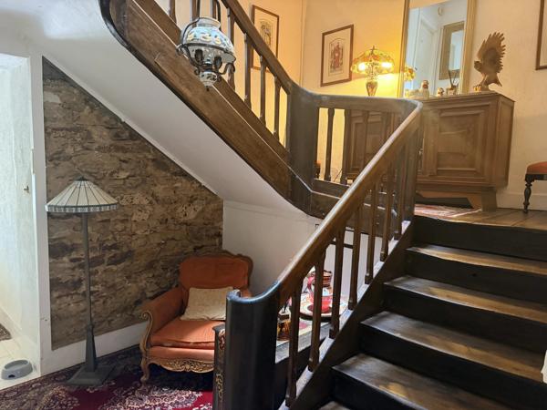 Spacieuse maison familiale située au cœur d'une ville animée, avec possibilité d'ouverture de chambres d'hôtes
