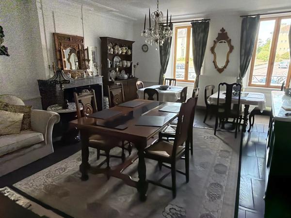 Spacieuse maison familiale située au cœur d'une ville animée, avec possibilité d'ouverture de chambres d'hôtes