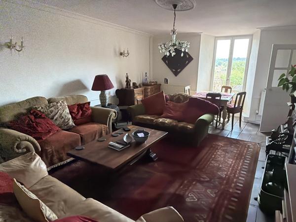 Spacieuse maison familiale située au cœur d'une ville animée, avec possibilité d'ouverture de chambres d'hôtes