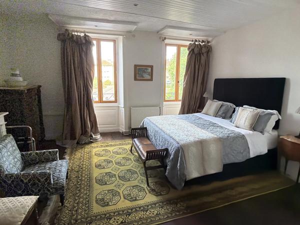 Spacieuse maison familiale située au cœur d'une ville animée, avec possibilité d'ouverture de chambres d'hôtes