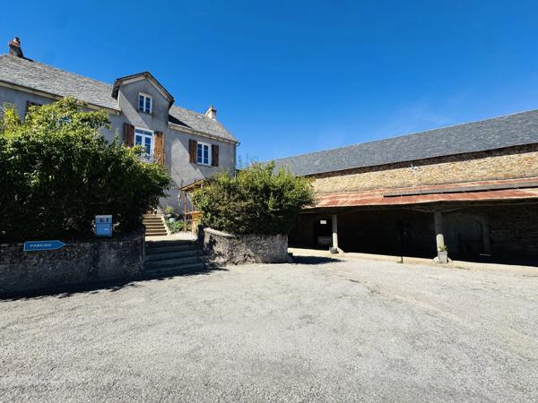 Rieupeyroux – Maison en pierre avec granges et 1,9 ha