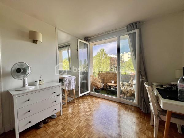 STUDIO de 21,3 m2 - RUE DE LA PORTE JAUNE - SAINT CLOUD

Studio LUMINEUX (exposition Ouest) de 21,3 m2 carrez au 2ème étage sur 5 avec ascenseur d'une petite copropriété sécurisée et bien entretenue des années 1960.
Entrée avec rangements de 1,9 m2, puis un salon/chambre avec cuisine ouverte, aménagée et équipée de 16,4 m2 avec un balcon en loggia de 3,35 m2 (avec store banne),
Et une salle d'eau avec toilettes de 3 m2.

Une cave de 4,35 m2 vient compléter ce bien (accessible par l'ascenseur)

Sont inclus dans les charges : chauffage collectif au sol, ascenseur et gardiens
A équidistance de la Gare du Val d'Or et de la Gare de Saint-Cloud (environ 12 minutes à pied)
Arrêt de bus "Champs de course" Garches à 40 mètres / bus 459 et 467

Pour davantage d'informations, photos/vidéos ou pour programmer une visite ensemble 7j/7, n'hésitez pas à me contacter : 0630602593