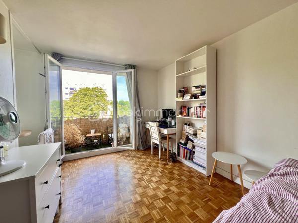 STUDIO de 21,3 m2 - RUE DE LA PORTE JAUNE - SAINT CLOUD

Studio LUMINEUX (exposition Ouest) de 21,3 m2 carrez au 2ème étage sur 5 avec ascenseur d'une petite copropriété sécurisée et bien entretenue des années 1960.
Entrée avec rangements de 1,9 m2, puis un salon/chambre avec cuisine ouverte, aménagée et équipée de 16,4 m2 avec un balcon en loggia de 3,35 m2 (avec store banne),
Et une salle d'eau avec toilettes de 3 m2.

Une cave de 4,35 m2 vient compléter ce bien (accessible par l'ascenseur)

Sont inclus dans les charges : chauffage collectif au sol, ascenseur et gardiens
A équidistance de la Gare du Val d'Or et de la Gare de Saint-Cloud (environ 12 minutes à pied)
Arrêt de bus "Champs de course" Garches à 40 mètres / bus 459 et 467

Pour davantage d'informations, photos/vidéos ou pour programmer une visite ensemble 7j/7, n'hésitez pas à me contacter : 0630602593