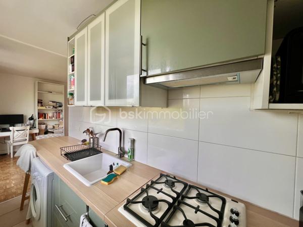 STUDIO de 21,3 m2 - RUE DE LA PORTE JAUNE - SAINT CLOUD

Studio LUMINEUX (exposition Ouest) de 21,3 m2 carrez au 2ème étage sur 5 avec ascenseur d'une petite copropriété sécurisée et bien entretenue des années 1960.
Entrée avec rangements de 1,9 m2, puis un salon/chambre avec cuisine ouverte, aménagée et équipée de 16,4 m2 avec un balcon en loggia de 3,35 m2 (avec store banne),
Et une salle d'eau avec toilettes de 3 m2.

Une cave de 4,35 m2 vient compléter ce bien (accessible par l'ascenseur)

Sont inclus dans les charges : chauffage collectif au sol, ascenseur et gardiens
A équidistance de la Gare du Val d'Or et de la Gare de Saint-Cloud (environ 12 minutes à pied)
Arrêt de bus "Champs de course" Garches à 40 mètres / bus 459 et 467

Pour davantage d'informations, photos/vidéos ou pour programmer une visite ensemble 7j/7, n'hésitez pas à me contacter : 0630602593
