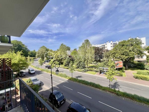 STUDIO de 21,3 m2 - RUE DE LA PORTE JAUNE - SAINT CLOUD

Studio LUMINEUX (exposition Ouest) de 21,3 m2 carrez au 2ème étage sur 5 avec ascenseur d'une petite copropriété sécurisée et bien entretenue des années 1960.
Entrée avec rangements de 1,9 m2, puis un salon/chambre avec cuisine ouverte, aménagée et équipée de 16,4 m2 avec un balcon en loggia de 3,35 m2 (avec store banne),
Et une salle d'eau avec toilettes de 3 m2.

Une cave de 4,35 m2 vient compléter ce bien (accessible par l'ascenseur)

Sont inclus dans les charges : chauffage collectif au sol, ascenseur et gardiens
A équidistance de la Gare du Val d'Or et de la Gare de Saint-Cloud (environ 12 minutes à pied)
Arrêt de bus "Champs de course" Garches à 40 mètres / bus 459 et 467

Pour davantage d'informations, photos/vidéos ou pour programmer une visite ensemble 7j/7, n'hésitez pas à me contacter : 0630602593
