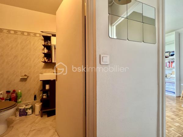 STUDIO de 21,3 m2 - RUE DE LA PORTE JAUNE - SAINT CLOUD

Studio LUMINEUX (exposition Ouest) de 21,3 m2 carrez au 2ème étage sur 5 avec ascenseur d'une petite copropriété sécurisée et bien entretenue des années 1960.
Entrée avec rangements de 1,9 m2, puis un salon/chambre avec cuisine ouverte, aménagée et équipée de 16,4 m2 avec un balcon en loggia de 3,35 m2 (avec store banne),
Et une salle d'eau avec toilettes de 3 m2.

Une cave de 4,35 m2 vient compléter ce bien (accessible par l'ascenseur)

Sont inclus dans les charges : chauffage collectif au sol, ascenseur et gardiens
A équidistance de la Gare du Val d'Or et de la Gare de Saint-Cloud (environ 12 minutes à pied)
Arrêt de bus "Champs de course" Garches à 40 mètres / bus 459 et 467

Pour davantage d'informations, photos/vidéos ou pour programmer une visite ensemble 7j/7, n'hésitez pas à me contacter : 0630602593
