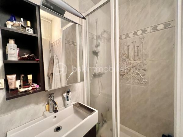 STUDIO de 21,3 m2 - RUE DE LA PORTE JAUNE - SAINT CLOUD

Studio LUMINEUX (exposition Ouest) de 21,3 m2 carrez au 2ème étage sur 5 avec ascenseur d'une petite copropriété sécurisée et bien entretenue des années 1960.
Entrée avec rangements de 1,9 m2, puis un salon/chambre avec cuisine ouverte, aménagée et équipée de 16,4 m2 avec un balcon en loggia de 3,35 m2 (avec store banne),
Et une salle d'eau avec toilettes de 3 m2.

Une cave de 4,35 m2 vient compléter ce bien (accessible par l'ascenseur)

Sont inclus dans les charges : chauffage collectif au sol, ascenseur et gardiens
A équidistance de la Gare du Val d'Or et de la Gare de Saint-Cloud (environ 12 minutes à pied)
Arrêt de bus "Champs de course" Garches à 40 mètres / bus 459 et 467

Pour davantage d'informations, photos/vidéos ou pour programmer une visite ensemble 7j/7, n'hésitez pas à me contacter : 0630602593