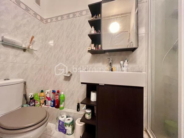 STUDIO de 21,3 m2 - RUE DE LA PORTE JAUNE - SAINT CLOUD

Studio LUMINEUX (exposition Ouest) de 21,3 m2 carrez au 2ème étage sur 5 avec ascenseur d'une petite copropriété sécurisée et bien entretenue des années 1960.
Entrée avec rangements de 1,9 m2, puis un salon/chambre avec cuisine ouverte, aménagée et équipée de 16,4 m2 avec un balcon en loggia de 3,35 m2 (avec store banne),
Et une salle d'eau avec toilettes de 3 m2.

Une cave de 4,35 m2 vient compléter ce bien (accessible par l'ascenseur)

Sont inclus dans les charges : chauffage collectif au sol, ascenseur et gardiens
A équidistance de la Gare du Val d'Or et de la Gare de Saint-Cloud (environ 12 minutes à pied)
Arrêt de bus "Champs de course" Garches à 40 mètres / bus 459 et 467

Pour davantage d'informations, photos/vidéos ou pour programmer une visite ensemble 7j/7, n'hésitez pas à me contacter : 0630602593