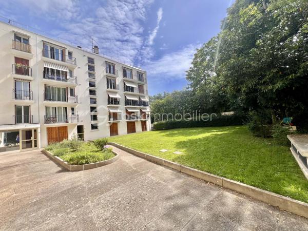 STUDIO de 21,3 m2 - RUE DE LA PORTE JAUNE - SAINT CLOUD

Studio LUMINEUX (exposition Ouest) de 21,3 m2 carrez au 2ème étage sur 5 avec ascenseur d'une petite copropriété sécurisée et bien entretenue des années 1960.
Entrée avec rangements de 1,9 m2, puis un salon/chambre avec cuisine ouverte, aménagée et équipée de 16,4 m2 avec un balcon en loggia de 3,35 m2 (avec store banne),
Et une salle d'eau avec toilettes de 3 m2.

Une cave de 4,35 m2 vient compléter ce bien (accessible par l'ascenseur)

Sont inclus dans les charges : chauffage collectif au sol, ascenseur et gardiens
A équidistance de la Gare du Val d'Or et de la Gare de Saint-Cloud (environ 12 minutes à pied)
Arrêt de bus "Champs de course" Garches à 40 mètres / bus 459 et 467

Pour davantage d'informations, photos/vidéos ou pour programmer une visite ensemble 7j/7, n'hésitez pas à me contacter : 0630602593