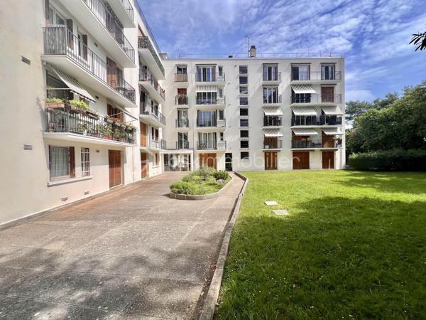 STUDIO de 21,3 m2 - RUE DE LA PORTE JAUNE - SAINT CLOUD

Studio LUMINEUX (exposition Ouest) de 21,3 m2 carrez au 2ème étage sur 5 avec ascenseur d'une petite copropriété sécurisée et bien entretenue des années 1960.
Entrée avec rangements de 1,9 m2, puis un salon/chambre avec cuisine ouverte, aménagée et équipée de 16,4 m2 avec un balcon en loggia de 3,35 m2 (avec store banne),
Et une salle d'eau avec toilettes de 3 m2.

Une cave de 4,35 m2 vient compléter ce bien (accessible par l'ascenseur)

Sont inclus dans les charges : chauffage collectif au sol, ascenseur et gardiens
A équidistance de la Gare du Val d'Or et de la Gare de Saint-Cloud (environ 12 minutes à pied)
Arrêt de bus "Champs de course" Garches à 40 mètres / bus 459 et 467

Pour davantage d'informations, photos/vidéos ou pour programmer une visite ensemble 7j/7, n'hésitez pas à me contacter : 0630602593