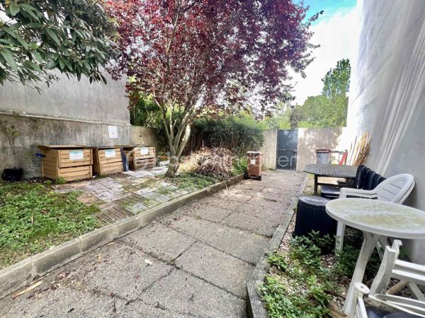 STUDIO de 21,3 m2 - RUE DE LA PORTE JAUNE - SAINT CLOUD

Studio LUMINEUX (exposition Ouest) de 21,3 m2 carrez au 2ème étage sur 5 avec ascenseur d'une petite copropriété sécurisée et bien entretenue des années 1960.
Entrée avec rangements de 1,9 m2, puis un salon/chambre avec cuisine ouverte, aménagée et équipée de 16,4 m2 avec un balcon en loggia de 3,35 m2 (avec store banne),
Et une salle d'eau avec toilettes de 3 m2.

Une cave de 4,35 m2 vient compléter ce bien (accessible par l'ascenseur)

Sont inclus dans les charges : chauffage collectif au sol, ascenseur et gardiens
A équidistance de la Gare du Val d'Or et de la Gare de Saint-Cloud (environ 12 minutes à pied)
Arrêt de bus "Champs de course" Garches à 40 mètres / bus 459 et 467

Pour davantage d'informations, photos/vidéos ou pour programmer une visite ensemble 7j/7, n'hésitez pas à me contacter : 0630602593