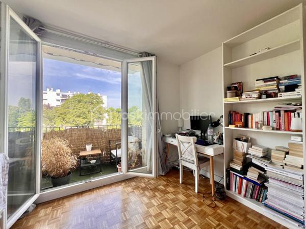 STUDIO de 21,3 m2 - RUE DE LA PORTE JAUNE - SAINT CLOUD

Studio LUMINEUX (exposition Ouest) de 21,3 m2 carrez au 2ème étage sur 5 avec ascenseur d'une petite copropriété sécurisée et bien entretenue des années 1960.
Entrée avec rangements de 1,9 m2, puis un salon/chambre avec cuisine ouverte, aménagée et équipée de 16,4 m2 avec un balcon en loggia de 3,35 m2 (avec store banne),
Et une salle d'eau avec toilettes de 3 m2.

Une cave de 4,35 m2 vient compléter ce bien (accessible par l'ascenseur)

Sont inclus dans les charges : chauffage collectif au sol, ascenseur et gardiens
A équidistance de la Gare du Val d'Or et de la Gare de Saint-Cloud (environ 12 minutes à pied)
Arrêt de bus "Champs de course" Garches à 40 mètres / bus 459 et 467

Pour davantage d'informations, photos/vidéos ou pour programmer une visite ensemble 7j/7, n'hésitez pas à me contacter : 0630602593