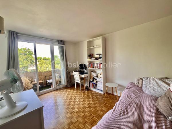 STUDIO de 21,3 m2 - RUE DE LA PORTE JAUNE - SAINT CLOUD

Studio LUMINEUX (exposition Ouest) de 21,3 m2 carrez au 2ème étage sur 5 avec ascenseur d'une petite copropriété sécurisée et bien entretenue des années 1960.
Entrée avec rangements de 1,9 m2, puis un salon/chambre avec cuisine ouverte, aménagée et équipée de 16,4 m2 avec un balcon en loggia de 3,35 m2 (avec store banne),
Et une salle d'eau avec toilettes de 3 m2.

Une cave de 4,35 m2 vient compléter ce bien (accessible par l'ascenseur)

Sont inclus dans les charges : chauffage collectif au sol, ascenseur et gardiens
A équidistance de la Gare du Val d'Or et de la Gare de Saint-Cloud (environ 12 minutes à pied)
Arrêt de bus "Champs de course" Garches à 40 mètres / bus 459 et 467

Pour davantage d'informations, photos/vidéos ou pour programmer une visite ensemble 7j/7, n'hésitez pas à me contacter : 0630602593