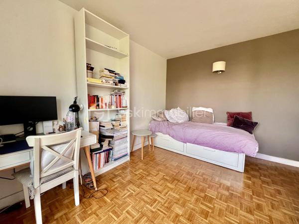 STUDIO de 21,3 m2 - RUE DE LA PORTE JAUNE - SAINT CLOUD

Studio LUMINEUX (exposition Ouest) de 21,3 m2 carrez au 2ème étage sur 5 avec ascenseur d'une petite copropriété sécurisée et bien entretenue des années 1960.
Entrée avec rangements de 1,9 m2, puis un salon/chambre avec cuisine ouverte, aménagée et équipée de 16,4 m2 avec un balcon en loggia de 3,35 m2 (avec store banne),
Et une salle d'eau avec toilettes de 3 m2.

Une cave de 4,35 m2 vient compléter ce bien (accessible par l'ascenseur)

Sont inclus dans les charges : chauffage collectif au sol, ascenseur et gardiens
A équidistance de la Gare du Val d'Or et de la Gare de Saint-Cloud (environ 12 minutes à pied)
Arrêt de bus "Champs de course" Garches à 40 mètres / bus 459 et 467

Pour davantage d'informations, photos/vidéos ou pour programmer une visite ensemble 7j/7, n'hésitez pas à me contacter : 0630602593