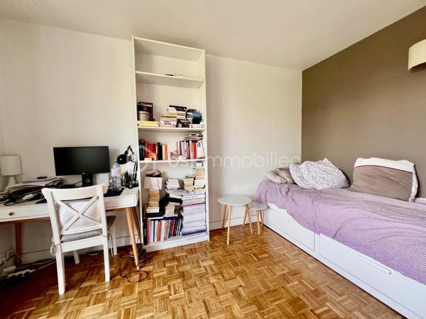 STUDIO de 21,3 m2 - RUE DE LA PORTE JAUNE - SAINT CLOUD

Studio LUMINEUX (exposition Ouest) de 21,3 m2 carrez au 2ème étage sur 5 avec ascenseur d'une petite copropriété sécurisée et bien entretenue des années 1960.
Entrée avec rangements de 1,9 m2, puis un salon/chambre avec cuisine ouverte, aménagée et équipée de 16,4 m2 avec un balcon en loggia de 3,35 m2 (avec store banne),
Et une salle d'eau avec toilettes de 3 m2.

Une cave de 4,35 m2 vient compléter ce bien (accessible par l'ascenseur)

Sont inclus dans les charges : chauffage collectif au sol, ascenseur et gardiens
A équidistance de la Gare du Val d'Or et de la Gare de Saint-Cloud (environ 12 minutes à pied)
Arrêt de bus "Champs de course" Garches à 40 mètres / bus 459 et 467

Pour davantage d'informations, photos/vidéos ou pour programmer une visite ensemble 7j/7, n'hésitez pas à me contacter : 0630602593