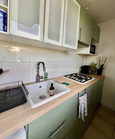 STUDIO de 21,3 m2 - RUE DE LA PORTE JAUNE - SAINT CLOUD

Studio LUMINEUX (exposition Ouest) de 21,3 m2 carrez au 2ème étage sur 5 avec ascenseur d'une petite copropriété sécurisée et bien entretenue des années 1960.
Entrée avec rangements de 1,9 m2, puis un salon/chambre avec cuisine ouverte, aménagée et équipée de 16,4 m2 avec un balcon en loggia de 3,35 m2 (avec store banne),
Et une salle d'eau avec toilettes de 3 m2.

Une cave de 4,35 m2 vient compléter ce bien (accessible par l'ascenseur)

Sont inclus dans les charges : chauffage collectif au sol, ascenseur et gardiens
A équidistance de la Gare du Val d'Or et de la Gare de Saint-Cloud (environ 12 minutes à pied)
Arrêt de bus "Champs de course" Garches à 40 mètres / bus 459 et 467

Pour davantage d'informations, photos/vidéos ou pour programmer une visite ensemble 7j/7, n'hésitez pas à me contacter : 0630602593