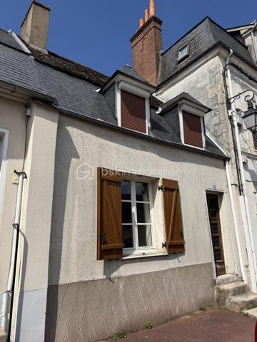 Située à Bellegarde, en plein centre-bourg et à proximité immédiate des commerces et commodités, cette maison mitoyenne offre un beau potentiel.

Elle se compose au rez-de-chaussée d’une entrée, d’une salle à manger, d’un séjour, d’une cuisine, d’une salle d’eau ainsi que de WC séparés.
À l’étage, vous trouverez une chambre et un bureau pouvant servir de chambre d’appoint ou d’espace télétravail.
Le bien dispose également d’une maisonnette aménageable d’environ 30 m² au sol, idéale pour un projet locatif, un atelier ou un espace indépendant.
À l’extérieur, un agréable jardin d’environ 400 m² complète l’ensemble, avec atelier et remises.

Une opportunité idéale pour un premier achat ou un investissement locatif.