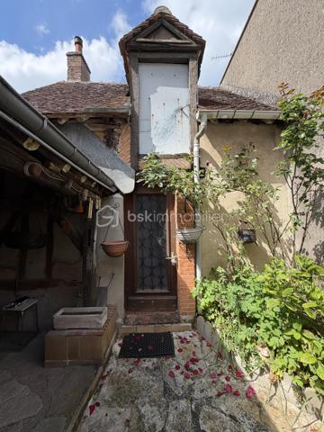 Située à Bellegarde, en plein centre-bourg et à proximité immédiate des commerces et commodités, cette maison mitoyenne offre un beau potentiel.

Elle se compose au rez-de-chaussée d’une entrée, d’une salle à manger, d’un séjour, d’une cuisine, d’une salle d’eau ainsi que de WC séparés.
À l’étage, vous trouverez une chambre et un bureau pouvant servir de chambre d’appoint ou d’espace télétravail.
Le bien dispose également d’une maisonnette aménageable d’environ 30 m² au sol, idéale pour un projet locatif, un atelier ou un espace indépendant.
À l’extérieur, un agréable jardin d’environ 400 m² complète l’ensemble, avec atelier et remises.

Une opportunité idéale pour un premier achat ou un investissement locatif.