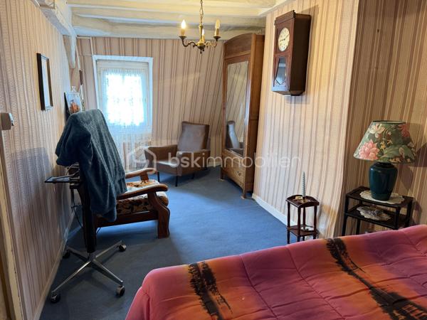Située à Bellegarde, en plein centre-bourg et à proximité immédiate des commerces et commodités, cette maison mitoyenne offre un beau potentiel.

Elle se compose au rez-de-chaussée d’une entrée, d’une salle à manger, d’un séjour, d’une cuisine, d’une salle d’eau ainsi que de WC séparés.
À l’étage, vous trouverez une chambre et un bureau pouvant servir de chambre d’appoint ou d’espace télétravail.
Le bien dispose également d’une maisonnette aménageable d’environ 30 m² au sol, idéale pour un projet locatif, un atelier ou un espace indépendant.
À l’extérieur, un agréable jardin d’environ 400 m² complète l’ensemble, avec atelier et remises.

Une opportunité idéale pour un premier achat ou un investissement locatif.
