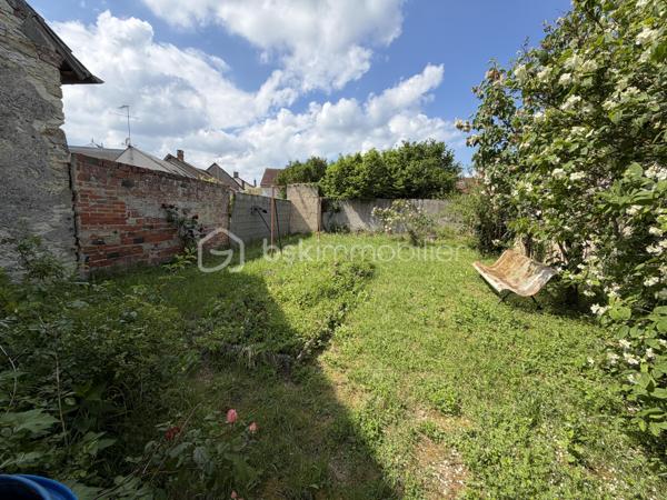 Située à Bellegarde, en plein centre-bourg et à proximité immédiate des commerces et commodités, cette maison mitoyenne offre un beau potentiel.

Elle se compose au rez-de-chaussée d’une entrée, d’une salle à manger, d’un séjour, d’une cuisine, d’une salle d’eau ainsi que de WC séparés.
À l’étage, vous trouverez une chambre et un bureau pouvant servir de chambre d’appoint ou d’espace télétravail.
Le bien dispose également d’une maisonnette aménageable d’environ 30 m² au sol, idéale pour un projet locatif, un atelier ou un espace indépendant.
À l’extérieur, un agréable jardin d’environ 400 m² complète l’ensemble, avec atelier et remises.

Une opportunité idéale pour un premier achat ou un investissement locatif.