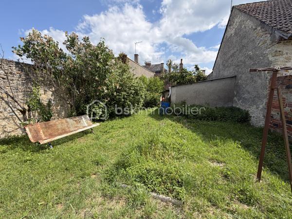 Située à Bellegarde, en plein centre-bourg et à proximité immédiate des commerces et commodités, cette maison mitoyenne offre un beau potentiel.

Elle se compose au rez-de-chaussée d’une entrée, d’une salle à manger, d’un séjour, d’une cuisine, d’une salle d’eau ainsi que de WC séparés.
À l’étage, vous trouverez une chambre et un bureau pouvant servir de chambre d’appoint ou d’espace télétravail.
Le bien dispose également d’une maisonnette aménageable d’environ 30 m² au sol, idéale pour un projet locatif, un atelier ou un espace indépendant.
À l’extérieur, un agréable jardin d’environ 400 m² complète l’ensemble, avec atelier et remises.

Une opportunité idéale pour un premier achat ou un investissement locatif.
