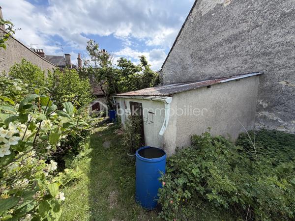 Située à Bellegarde, en plein centre-bourg et à proximité immédiate des commerces et commodités, cette maison mitoyenne offre un beau potentiel.

Elle se compose au rez-de-chaussée d’une entrée, d’une salle à manger, d’un séjour, d’une cuisine, d’une salle d’eau ainsi que de WC séparés.
À l’étage, vous trouverez une chambre et un bureau pouvant servir de chambre d’appoint ou d’espace télétravail.
Le bien dispose également d’une maisonnette aménageable d’environ 30 m² au sol, idéale pour un projet locatif, un atelier ou un espace indépendant.
À l’extérieur, un agréable jardin d’environ 400 m² complète l’ensemble, avec atelier et remises.

Une opportunité idéale pour un premier achat ou un investissement locatif.