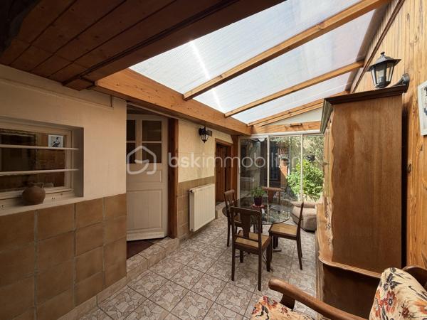 Située à Bellegarde, en plein centre-bourg et à proximité immédiate des commerces et commodités, cette maison mitoyenne offre un beau potentiel.

Elle se compose au rez-de-chaussée d’une entrée, d’une salle à manger, d’un séjour, d’une cuisine, d’une salle d’eau ainsi que de WC séparés.
À l’étage, vous trouverez une chambre et un bureau pouvant servir de chambre d’appoint ou d’espace télétravail.
Le bien dispose également d’une maisonnette aménageable d’environ 30 m² au sol, idéale pour un projet locatif, un atelier ou un espace indépendant.
À l’extérieur, un agréable jardin d’environ 400 m² complète l’ensemble, avec atelier et remises.

Une opportunité idéale pour un premier achat ou un investissement locatif.