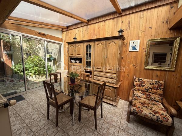 Située à Bellegarde, en plein centre-bourg et à proximité immédiate des commerces et commodités, cette maison mitoyenne offre un beau potentiel.

Elle se compose au rez-de-chaussée d’une entrée, d’une salle à manger, d’un séjour, d’une cuisine, d’une salle d’eau ainsi que de WC séparés.
À l’étage, vous trouverez une chambre et un bureau pouvant servir de chambre d’appoint ou d’espace télétravail.
Le bien dispose également d’une maisonnette aménageable d’environ 30 m² au sol, idéale pour un projet locatif, un atelier ou un espace indépendant.
À l’extérieur, un agréable jardin d’environ 400 m² complète l’ensemble, avec atelier et remises.

Une opportunité idéale pour un premier achat ou un investissement locatif.