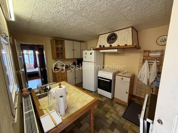 Située à Bellegarde, en plein centre-bourg et à proximité immédiate des commerces et commodités, cette maison mitoyenne offre un beau potentiel.

Elle se compose au rez-de-chaussée d’une entrée, d’une salle à manger, d’un séjour, d’une cuisine, d’une salle d’eau ainsi que de WC séparés.
À l’étage, vous trouverez une chambre et un bureau pouvant servir de chambre d’appoint ou d’espace télétravail.
Le bien dispose également d’une maisonnette aménageable d’environ 30 m² au sol, idéale pour un projet locatif, un atelier ou un espace indépendant.
À l’extérieur, un agréable jardin d’environ 400 m² complète l’ensemble, avec atelier et remises.

Une opportunité idéale pour un premier achat ou un investissement locatif.