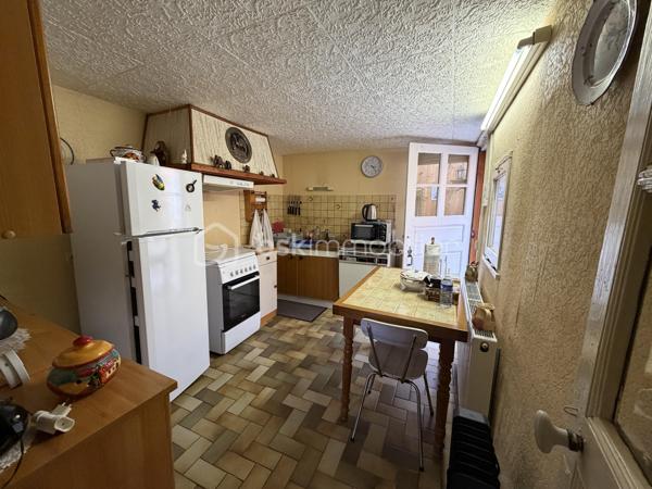 Située à Bellegarde, en plein centre-bourg et à proximité immédiate des commerces et commodités, cette maison mitoyenne offre un beau potentiel.

Elle se compose au rez-de-chaussée d’une entrée, d’une salle à manger, d’un séjour, d’une cuisine, d’une salle d’eau ainsi que de WC séparés.
À l’étage, vous trouverez une chambre et un bureau pouvant servir de chambre d’appoint ou d’espace télétravail.
Le bien dispose également d’une maisonnette aménageable d’environ 30 m² au sol, idéale pour un projet locatif, un atelier ou un espace indépendant.
À l’extérieur, un agréable jardin d’environ 400 m² complète l’ensemble, avec atelier et remises.

Une opportunité idéale pour un premier achat ou un investissement locatif.