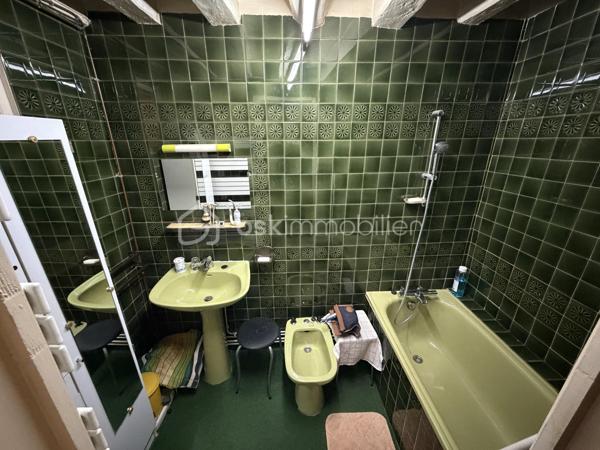 Située à Bellegarde, en plein centre-bourg et à proximité immédiate des commerces et commodités, cette maison mitoyenne offre un beau potentiel.

Elle se compose au rez-de-chaussée d’une entrée, d’une salle à manger, d’un séjour, d’une cuisine, d’une salle d’eau ainsi que de WC séparés.
À l’étage, vous trouverez une chambre et un bureau pouvant servir de chambre d’appoint ou d’espace télétravail.
Le bien dispose également d’une maisonnette aménageable d’environ 30 m² au sol, idéale pour un projet locatif, un atelier ou un espace indépendant.
À l’extérieur, un agréable jardin d’environ 400 m² complète l’ensemble, avec atelier et remises.

Une opportunité idéale pour un premier achat ou un investissement locatif.