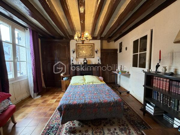 Située à Bellegarde, en plein centre-bourg et à proximité immédiate des commerces et commodités, cette maison mitoyenne offre un beau potentiel.

Elle se compose au rez-de-chaussée d’une entrée, d’une salle à manger, d’un séjour, d’une cuisine, d’une salle d’eau ainsi que de WC séparés.
À l’étage, vous trouverez une chambre et un bureau pouvant servir de chambre d’appoint ou d’espace télétravail.
Le bien dispose également d’une maisonnette aménageable d’environ 30 m² au sol, idéale pour un projet locatif, un atelier ou un espace indépendant.
À l’extérieur, un agréable jardin d’environ 400 m² complète l’ensemble, avec atelier et remises.

Une opportunité idéale pour un premier achat ou un investissement locatif.