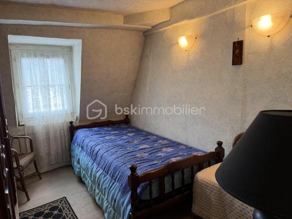 Située à Bellegarde, en plein centre-bourg et à proximité immédiate des commerces et commodités, cette maison mitoyenne offre un beau potentiel.

Elle se compose au rez-de-chaussée d’une entrée, d’une salle à manger, d’un séjour, d’une cuisine, d’une salle d’eau ainsi que de WC séparés.
À l’étage, vous trouverez une chambre et un bureau pouvant servir de chambre d’appoint ou d’espace télétravail.
Le bien dispose également d’une maisonnette aménageable d’environ 30 m² au sol, idéale pour un projet locatif, un atelier ou un espace indépendant.
À l’extérieur, un agréable jardin d’environ 400 m² complète l’ensemble, avec atelier et remises.

Une opportunité idéale pour un premier achat ou un investissement locatif.