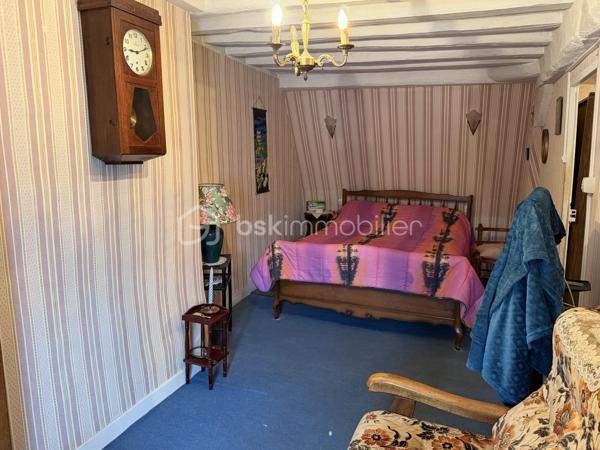 Située à Bellegarde, en plein centre-bourg et à proximité immédiate des commerces et commodités, cette maison mitoyenne offre un beau potentiel.

Elle se compose au rez-de-chaussée d’une entrée, d’une salle à manger, d’un séjour, d’une cuisine, d’une salle d’eau ainsi que de WC séparés.
À l’étage, vous trouverez une chambre et un bureau pouvant servir de chambre d’appoint ou d’espace télétravail.
Le bien dispose également d’une maisonnette aménageable d’environ 30 m² au sol, idéale pour un projet locatif, un atelier ou un espace indépendant.
À l’extérieur, un agréable jardin d’environ 400 m² complète l’ensemble, avec atelier et remises.

Une opportunité idéale pour un premier achat ou un investissement locatif.