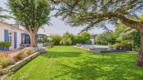 Maison 310M2, 4 chambres, Dépendances 220M2, parc aboré, piscine