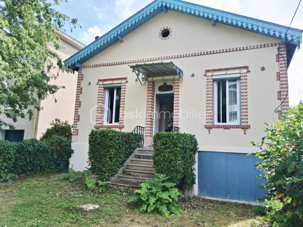 À proximité immédiate des commerces, écoles, transports et de toutes les commodités, découvrez cette agréable maison d'environ 70 m² habitables, idéale pour un premier achat, un investissement locatif ou une résidence principale.

Elle offre une pièce de vie lumineuse et conviviale équipée d'une climatisation réversible pour un confort optimal tout au long de l'année. La cuisine semi-ouverte apporte fonctionnalité et convivialité à l'espace de vie.

L'espace nuit se compose de deux chambres, d'une salle d'eau et de sanitaires.

La maison dispose également d'une agréable terrasse couverte et fermée, baignée de lumière grâce à ses larges ouvertures vitrées. Véritable espace supplémentaire, elle pourra accueillir un coin détente, un espace lecture ou encore un jardin d'hiver tout en offrant un accès direct au sous-sol.

À l'extérieur, vous profiterez d'un terrain d'environ 210 m² permettant d'aménager un espace de loisirs, un jardin ou un coin repas selon vos envies.
Le plus : un sous-sol d'environ 68 m² et un espace de stockage ainsi qu'un dégagement d'environ 13.77 m²actuellement aménagé en buanderie, offrant un espace pratique pour l'entretien du linge et le rangement du quotidien.