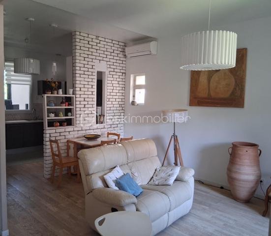 À proximité immédiate des commerces, écoles, transports et de toutes les commodités, découvrez cette agréable maison d'environ 70 m² habitables, idéale pour un premier achat, un investissement locatif ou une résidence principale.

Elle offre une pièce de vie lumineuse et conviviale équipée d'une climatisation réversible pour un confort optimal tout au long de l'année. La cuisine semi-ouverte apporte fonctionnalité et convivialité à l'espace de vie.

L'espace nuit se compose de deux chambres, d'une salle d'eau et de sanitaires.

La maison dispose également d'une agréable terrasse couverte et fermée, baignée de lumière grâce à ses larges ouvertures vitrées. Véritable espace supplémentaire, elle pourra accueillir un coin détente, un espace lecture ou encore un jardin d'hiver tout en offrant un accès direct au sous-sol.

À l'extérieur, vous profiterez d'un terrain d'environ 210 m² permettant d'aménager un espace de loisirs, un jardin ou un coin repas selon vos envies.
Le plus : un sous-sol d'environ 68 m² et un espace de stockage ainsi qu'un dégagement d'environ 13.77 m²actuellement aménagé en buanderie, offrant un espace pratique pour l'entretien du linge et le rangement du quotidien.