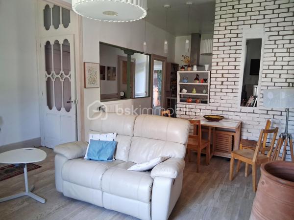 À proximité immédiate des commerces, écoles, transports et de toutes les commodités, découvrez cette agréable maison d'environ 70 m² habitables, idéale pour un premier achat, un investissement locatif ou une résidence principale.

Elle offre une pièce de vie lumineuse et conviviale équipée d'une climatisation réversible pour un confort optimal tout au long de l'année. La cuisine semi-ouverte apporte fonctionnalité et convivialité à l'espace de vie.

L'espace nuit se compose de deux chambres, d'une salle d'eau et de sanitaires.

La maison dispose également d'une agréable terrasse couverte et fermée, baignée de lumière grâce à ses larges ouvertures vitrées. Véritable espace supplémentaire, elle pourra accueillir un coin détente, un espace lecture ou encore un jardin d'hiver tout en offrant un accès direct au sous-sol.

À l'extérieur, vous profiterez d'un terrain d'environ 210 m² permettant d'aménager un espace de loisirs, un jardin ou un coin repas selon vos envies.
Le plus : un sous-sol d'environ 68 m² et un espace de stockage ainsi qu'un dégagement d'environ 13.77 m²actuellement aménagé en buanderie, offrant un espace pratique pour l'entretien du linge et le rangement du quotidien.