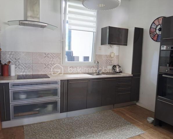 À proximité immédiate des commerces, écoles, transports et de toutes les commodités, découvrez cette agréable maison d'environ 70 m² habitables, idéale pour un premier achat, un investissement locatif ou une résidence principale.

Elle offre une pièce de vie lumineuse et conviviale équipée d'une climatisation réversible pour un confort optimal tout au long de l'année. La cuisine semi-ouverte apporte fonctionnalité et convivialité à l'espace de vie.

L'espace nuit se compose de deux chambres, d'une salle d'eau et de sanitaires.

La maison dispose également d'une agréable terrasse couverte et fermée, baignée de lumière grâce à ses larges ouvertures vitrées. Véritable espace supplémentaire, elle pourra accueillir un coin détente, un espace lecture ou encore un jardin d'hiver tout en offrant un accès direct au sous-sol.

À l'extérieur, vous profiterez d'un terrain d'environ 210 m² permettant d'aménager un espace de loisirs, un jardin ou un coin repas selon vos envies.
Le plus : un sous-sol d'environ 68 m² et un espace de stockage ainsi qu'un dégagement d'environ 13.77 m²actuellement aménagé en buanderie, offrant un espace pratique pour l'entretien du linge et le rangement du quotidien.