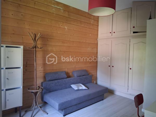 À proximité immédiate des commerces, écoles, transports et de toutes les commodités, découvrez cette agréable maison d'environ 70 m² habitables, idéale pour un premier achat, un investissement locatif ou une résidence principale.

Elle offre une pièce de vie lumineuse et conviviale équipée d'une climatisation réversible pour un confort optimal tout au long de l'année. La cuisine semi-ouverte apporte fonctionnalité et convivialité à l'espace de vie.

L'espace nuit se compose de deux chambres, d'une salle d'eau et de sanitaires.

La maison dispose également d'une agréable terrasse couverte et fermée, baignée de lumière grâce à ses larges ouvertures vitrées. Véritable espace supplémentaire, elle pourra accueillir un coin détente, un espace lecture ou encore un jardin d'hiver tout en offrant un accès direct au sous-sol.

À l'extérieur, vous profiterez d'un terrain d'environ 210 m² permettant d'aménager un espace de loisirs, un jardin ou un coin repas selon vos envies.
Le plus : un sous-sol d'environ 68 m² et un espace de stockage ainsi qu'un dégagement d'environ 13.77 m²actuellement aménagé en buanderie, offrant un espace pratique pour l'entretien du linge et le rangement du quotidien.