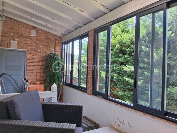 À proximité immédiate des commerces, écoles, transports et de toutes les commodités, découvrez cette agréable maison d'environ 70 m² habitables, idéale pour un premier achat, un investissement locatif ou une résidence principale.

Elle offre une pièce de vie lumineuse et conviviale équipée d'une climatisation réversible pour un confort optimal tout au long de l'année. La cuisine semi-ouverte apporte fonctionnalité et convivialité à l'espace de vie.

L'espace nuit se compose de deux chambres, d'une salle d'eau et de sanitaires.

La maison dispose également d'une agréable terrasse couverte et fermée, baignée de lumière grâce à ses larges ouvertures vitrées. Véritable espace supplémentaire, elle pourra accueillir un coin détente, un espace lecture ou encore un jardin d'hiver tout en offrant un accès direct au sous-sol.

À l'extérieur, vous profiterez d'un terrain d'environ 210 m² permettant d'aménager un espace de loisirs, un jardin ou un coin repas selon vos envies.
Le plus : un sous-sol d'environ 68 m² et un espace de stockage ainsi qu'un dégagement d'environ 13.77 m²actuellement aménagé en buanderie, offrant un espace pratique pour l'entretien du linge et le rangement du quotidien.