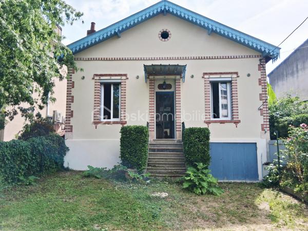 À proximité immédiate des commerces, écoles, transports et de toutes les commodités, découvrez cette agréable maison d'environ 70 m² habitables, idéale pour un premier achat, un investissement locatif ou une résidence principale.

Elle offre une pièce de vie lumineuse et conviviale équipée d'une climatisation réversible pour un confort optimal tout au long de l'année. La cuisine semi-ouverte apporte fonctionnalité et convivialité à l'espace de vie.

L'espace nuit se compose de deux chambres, d'une salle d'eau et de sanitaires.

La maison dispose également d'une agréable terrasse couverte et fermée, baignée de lumière grâce à ses larges ouvertures vitrées. Véritable espace supplémentaire, elle pourra accueillir un coin détente, un espace lecture ou encore un jardin d'hiver tout en offrant un accès direct au sous-sol.

À l'extérieur, vous profiterez d'un terrain d'environ 210 m² permettant d'aménager un espace de loisirs, un jardin ou un coin repas selon vos envies.
Le plus : un sous-sol d'environ 68 m² et un espace de stockage ainsi qu'un dégagement d'environ 13.77 m²actuellement aménagé en buanderie, offrant un espace pratique pour l'entretien du linge et le rangement du quotidien.