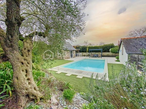 Située à Plouër-sur-Rance, cette jolie longère conjugue à merveille l'authenticité de l'ancien avec ses murs en pierre, ses poutres apparentes et toute la chaleur de son caractère.
Implantée sur un terrain de plus de 1 300 m², elle propose :
- Au rez-de-chaussée : une cuisine américaine entièrement équipée, une vaste pièce de vie de plus de 30 m² avec cheminée à foyer ouvert avec poêle à bois, une buanderie, une salle d'eau avec toilette.
- Aux étages : pallier dessert quatre chambres lumineuses et une salle de bains supplémentaire et toilette.

À l'extérieur, un grand garage et une piscine chauffée viennent parfaire ce bel ensemble. Des dépendances, telles qu'un préau, un pool house et une douche extérieure, ajoutent encore au confort et à la convivialité des lieux.

Une maison familiale idéale, qui séduira autant pour une résidence principale que pour une belle maison de vacances.
Je suis place, Mr CHASSIN – 06 71 83 14 47